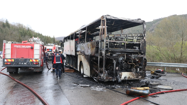 Yalova'da seyir halindeki yolcu otobüsü yandı