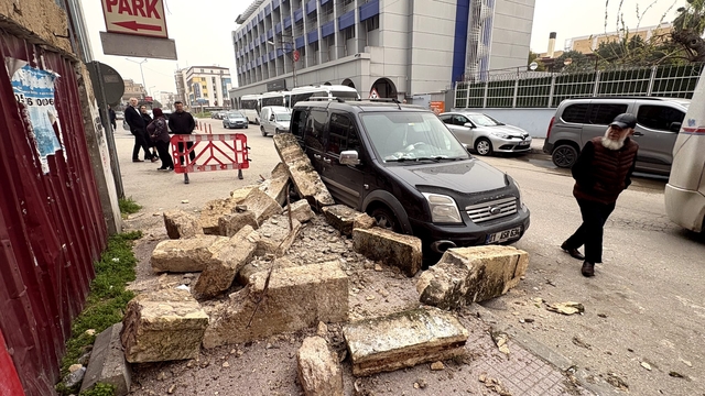 Adana'da yıkılan bahçe duvarı park halindeki araçta hasara yol açtı