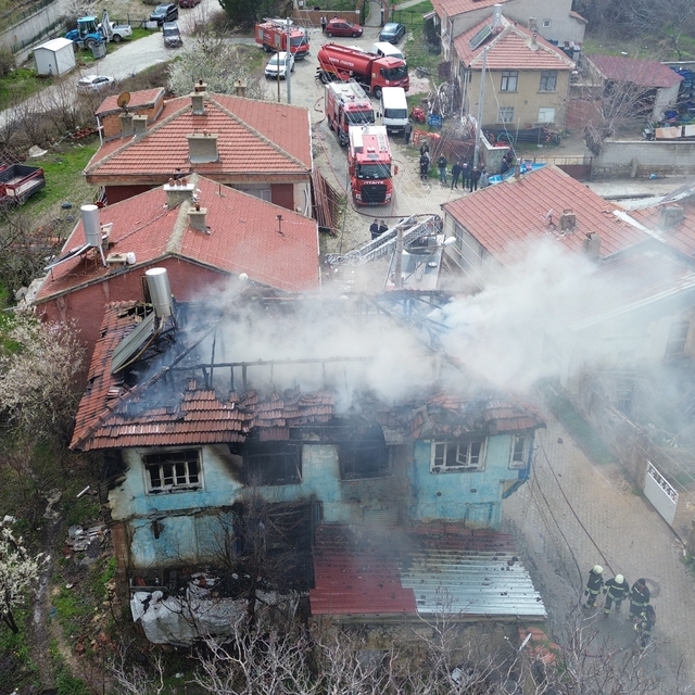 Sobadan çıkan yangın evi kullanılamaz hale getirdi
