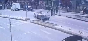 Otomobilin yayaya çarptığı kaza kamerada