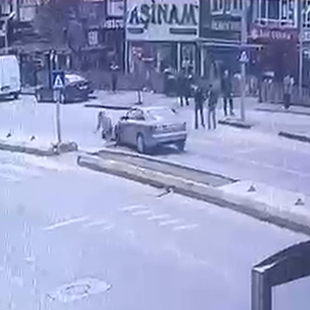 Otomobilin yayaya çarptığı kaza kamerada