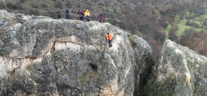 Kayalıkta mahsur kalan keçiyi itfaiye kurtardı