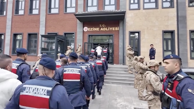 Çanakkale'de suç örgütü çökertildi: 19 kişi yakalandı
Suç örgütüne yönelik operasyonda 2 milyar 800 milyon TL'lik mal varlığına el konuldu