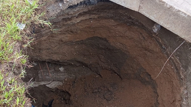 Söke'de Bağarası Kavşağında obruk paniğe paniğe yol açtı