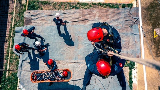 Antalya itfaiyesinin taze kanları göreve hazır
Gerçeğini aratmayan tatbikatta, zamanla yarıştılar
Antalya itfaiyesinin yeni erleri görev yerlerine atandı