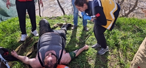 Dengesini kaybedip nehre düşen kişiyi itfaiye ekipleri kurtardı