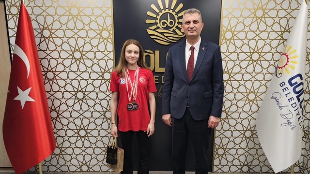 Şampiyon milli yüzücü Alara sevincini Başkan Sezer ile paylaştı