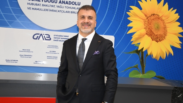 Güven tazeleyen Celal Kadooğlu: "Irak'ta iç siyasette yaşanan gerginlikler ihracatçılarımızı olumsuz etkiliyor"
Güneydoğu Anadolu Hububat Bakliyat Yağlı Tohumlar ve Mamulleri İhracatçıları Birliği Başkanı yeniden Celal Kadooğlu
Celal Kadooğlu'ndan yapılan ve yapılması planlanan çalışmalarla ilgili etkili sunum