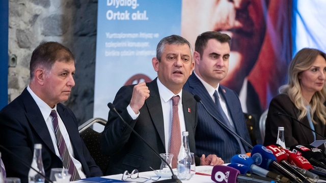 Özgür Özel'den Romanlara mecliste temsil ve bütçe sözü
CHP lideri Özel İzmir'de Roman vatandaşlarla buluştu