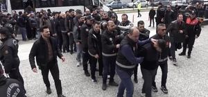 Ev satma vaadiyle milyonlarca liralık vurgun yapan şebeke çökertildi: 21 tutuklama Ev almak isteyenleri ev sahipleriyle tapu müdürlüğünde buluşturup milyonlarca lira dolandırmışlar Dolandırıcılık şebekesini çökerten polis ekipleri 43 milyon TL'lik dolandırıcılığı önledi