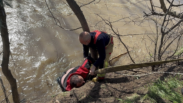 Nehre düşen kişiyi kurtarmak için zamanla yarış: Can pazarı yaşandı