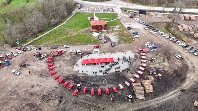 Bartın'da orman yangınları ile mücadele hazırlıkları tamamlanıyor
Bartın'da 26 muhtar ve köylüye geçen yılki orman yangınlarda önemi ortaya çıkan su tankerlerinden dağıtıldı
Yangın savaşçıları en iyisi olabilmek için zorlu parkurda yarıştı