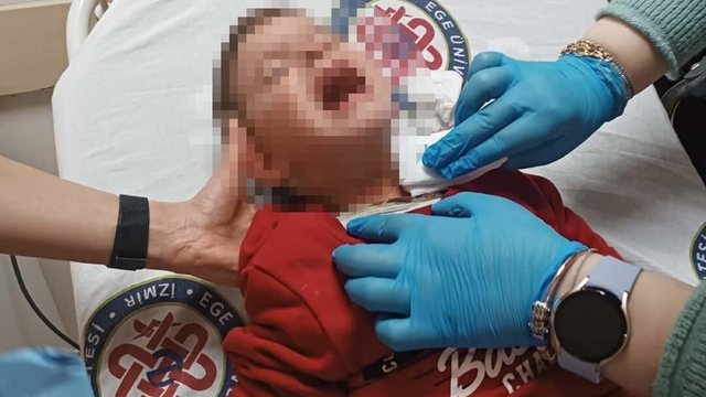 Parkta rastgele bıçak sallayıp, 2 yaşındaki Samet'i boğazından yaralayan şüpheli tutuklandı