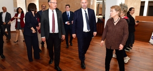 Hem ablasını hem umut sergisini yalnız bırakmadı