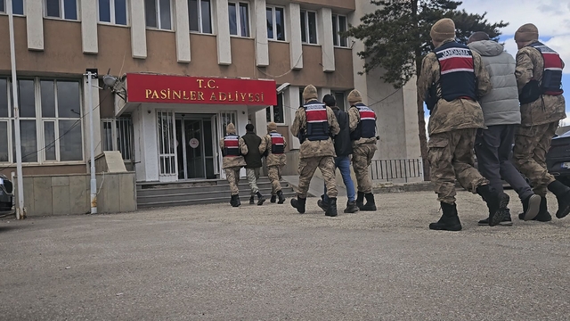 Erzurum'da 54 düzensiz göçmen yakalandı, göçmen kaçakçılığı iddiasıyla 6 zanlı tutuklandı