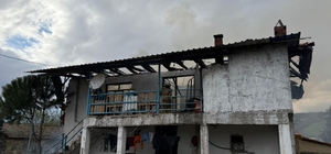 Selendi’de 2 katlı ev yangında kül oldu