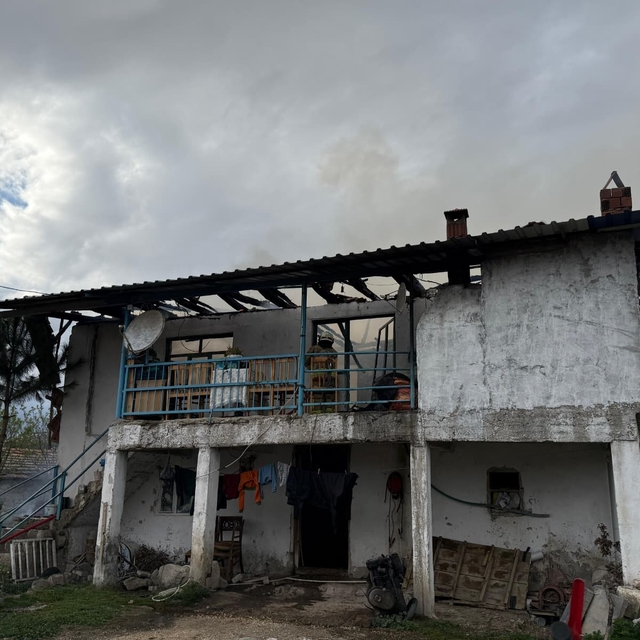 Selendi'de 2 katlı ev yangında kül oldu