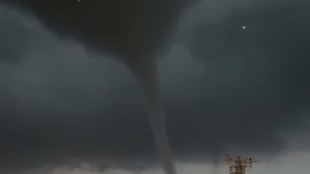 Mardin'de sağanak öncesi çıkan hortum kamerada