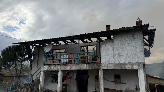 Selendi'de 2 katlı ev yangında kül oldu