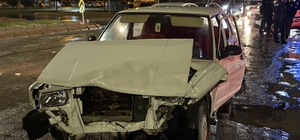 Kayseri'de iki otomobil çarpıştı: Tofaş kağıt gibi ezildi