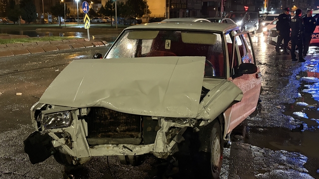 Kayseri'de iki otomobil çarpıştı: Tofaş kağıt gibi ezildi