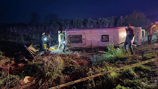 İznik'de feci kaza; 12 yaralı 1 ölü