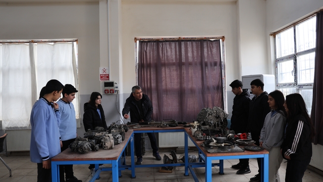 Diyarbakır'da kız ve erkek öğrenciler aldıkları eğitimlerle otomotiv sektörüne giriyor
Oto sanayi gibi okulda araç bakım ve onarımı yapılarak döner sermayeye katkı sağlanması hedefleniyor