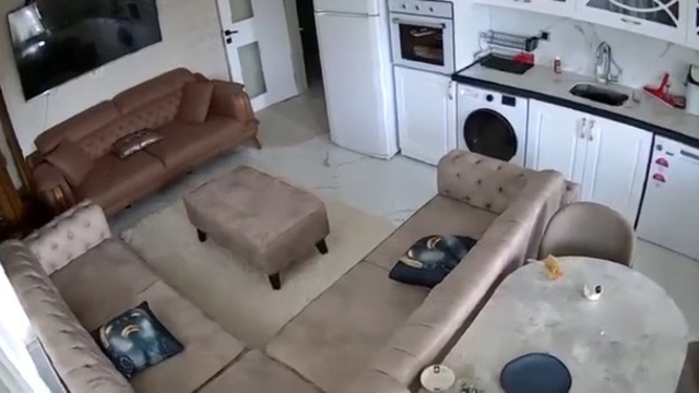 Van'da 5.2 büyüklüğünde deprem: Sarsıntı anı kamerada