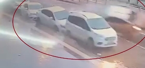 Diyarbakır'da ticari taksinin 3 otomobile çarptığı kaza kamerada