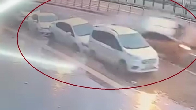 Diyarbakır'da ticari taksinin 3 otomobile çarptığı kaza kamerada