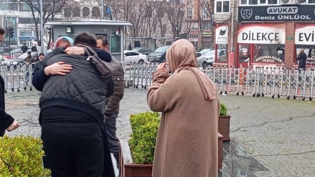 Bozbey soruşturmasında ilkt etapta 11 kişi serbest bırakıldı
Serbest bırakılanların yakınları adliye önünde gözyaşı döküp büyük sevinç yaşadı