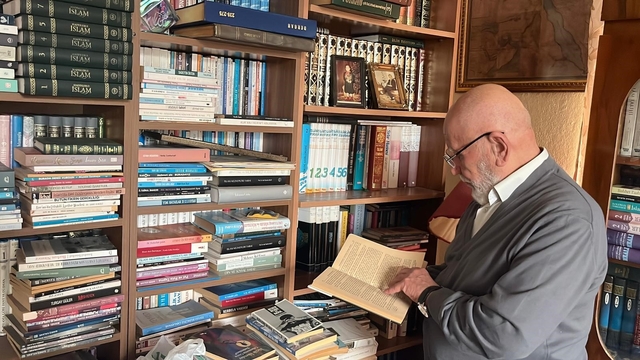 Kitap aşkı çocuklukta başladı, 11 bin kitaba ulaştı
18 yıldır yaşadığı evi kütüphaneye dönüştürdü, 10 bin kitap okudu
Evine girenleri raflar dolusu kitap karşılıyor