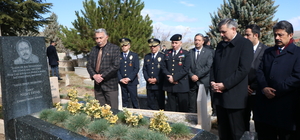 Bakan Çiftçi, Neşet Ertaş'ın kabrini ziyaret etti