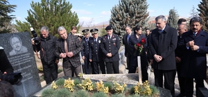 Bakan Çiftçi, Neşet Ertaş'ın kabrini ziyaret etti