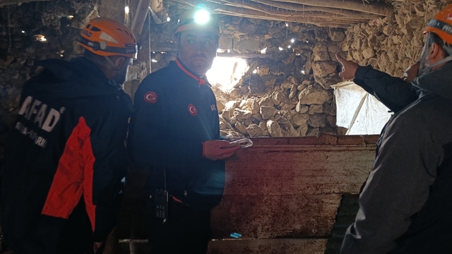 Van'daki depremde bir ahırın duvarı çöktü