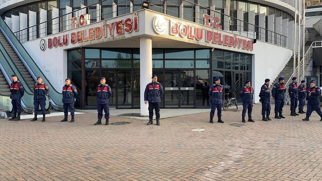 Bolu Belediyesi soruşturması büyüyor: CHP'li meclis üyesi ve iki isim daha gözaltında
Bolu Belediyesi'nde aramalar sürüyor: Gözaltına alınan isimler belli oldu