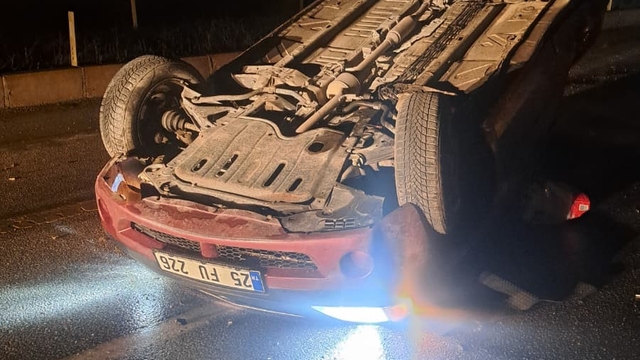 Aşkale'de korkutan kaza: Direksiyon hakimiyetini kaybeden otomobil karşı şeride uçtu