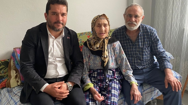 AK Parti Lapseki İlçe Başkanı Evran, 107 yaşındaki Elveda Özdemir'i ziyaret etti