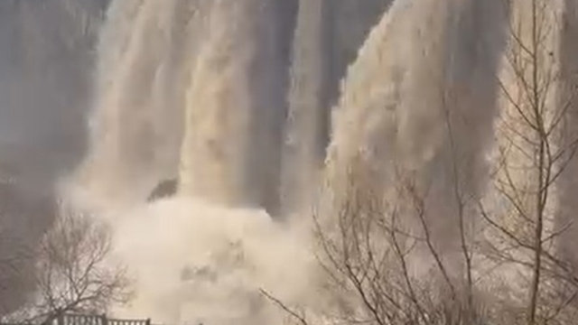 Sel suları nedeniyle Sızır Şelalesi, çamur renginde akmaya başladı