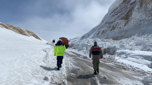Çığ düşen Ahlat-Malazgirt yolu yeniden ulaşıma açıldı