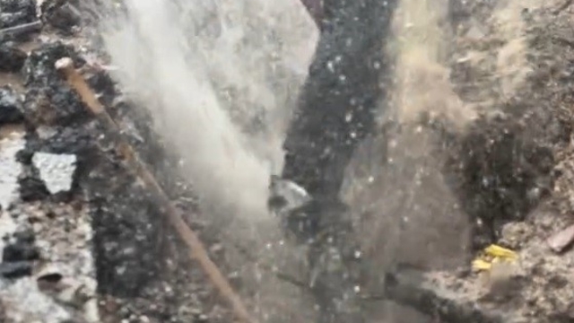 Gelibolu Belediyesinin çalışmasında güvenlik önlemi alınmadı, işçinin hayatı hiçe sayıldı
Gelibolu'da altyapı yetersizliği düşünüldü, personelin hayatı düşünülmedi
Gelibolu'da altyapı çalışmalarında iş güvenliği tartışması