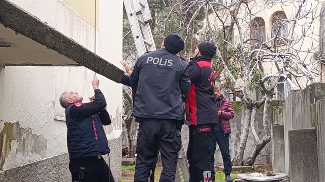 Çatı katında mahsur kalan kediyi polis ve itfaiye kurtardı