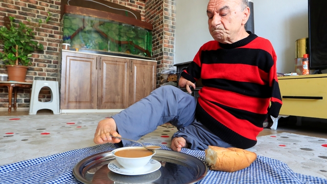 Onu görenler azmine hayran kalıyor: Ayaklarıyla tıraş oluyor, yemek yiyor, para üstü veriyor
Tarlada üzerine kazan kapatılıp terk edildi, şimdi ise azmiyle örnek oluyor
Doğuştan elleri olmayan 69 yaşındaki Mehmet Temel'in azmi herkesi hayran bırakıyor