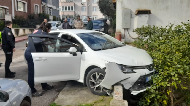 Sinop'ta otomobil park halindeki 4 araca çarptı