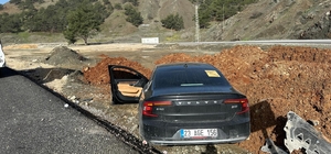 Kontrolden çıkan lüks otomobil yol kenarına savruldu: 1 yaralı