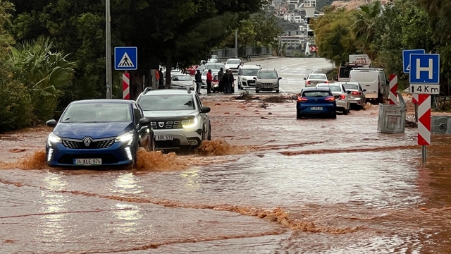 Kaş'ta sağanak hayatı olumsuz etkiledi