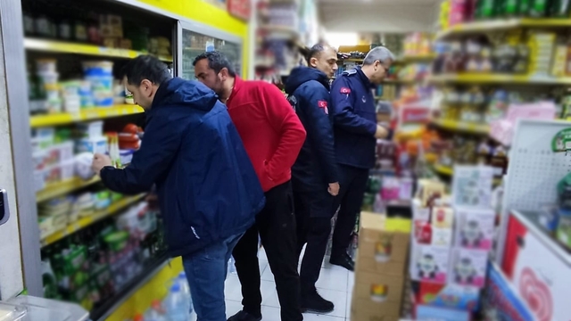 Ordu'da bir markette son kullanma tarihi geçmiş gıda ürünleri ele geçirildi