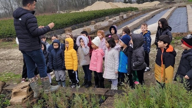 Düzce' de minik eller büyük ormanlar oluşturmak için çalıştı.