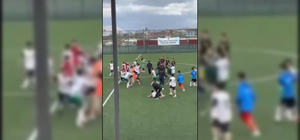 U-14 liginde futbolcuların maç sonu tekmeli yumruklu kavgası kamerada