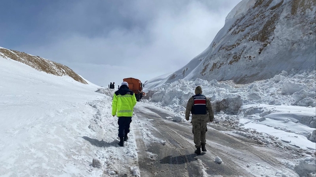 Bitlis'te kara yoluna düşen çığ temizlendi